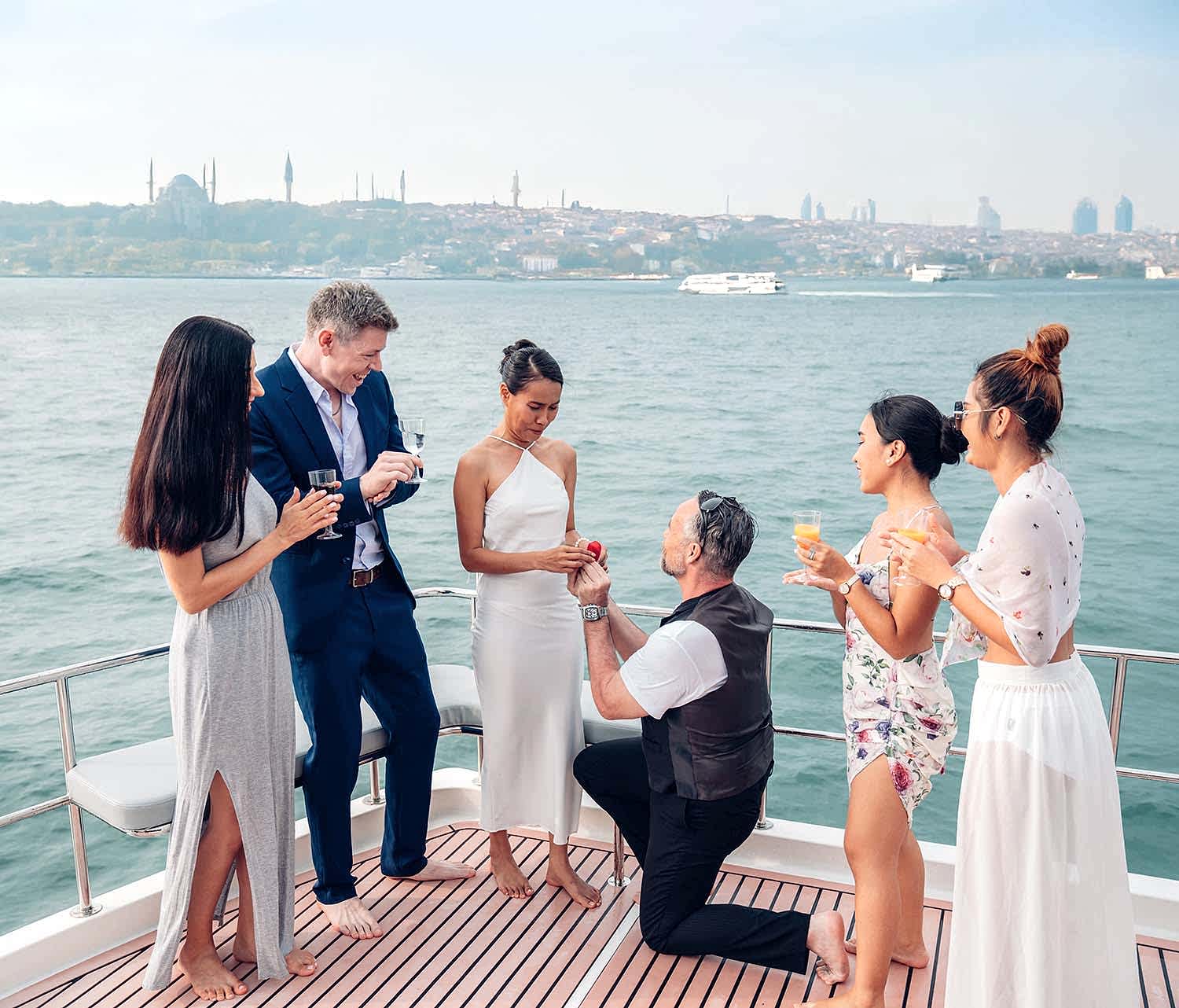 İstanbul Boğazı’nda Teknede Evlilik Teklifi: Romantik ve Unutulmaz Bir An